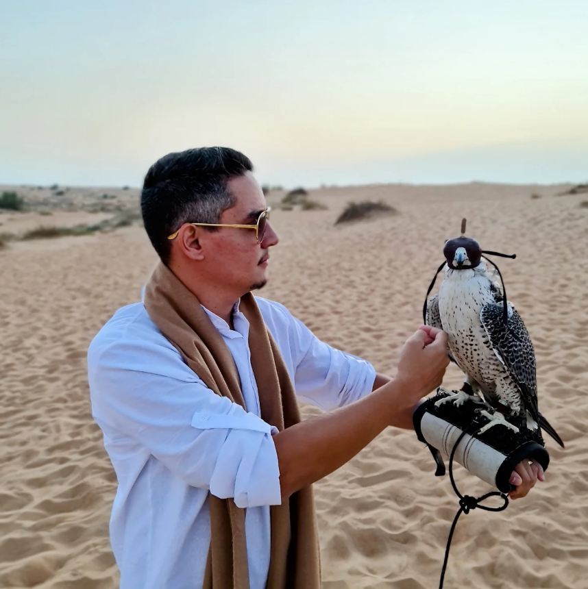 Deserto de Dubai — falcoaria ao pôr do sol